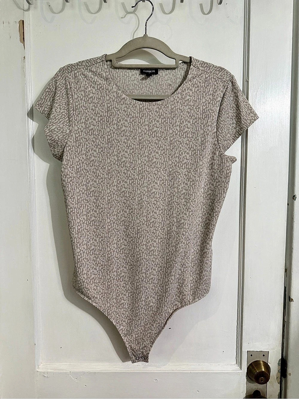 Express Abstract Print Bodysuit in Beige & White Size Large